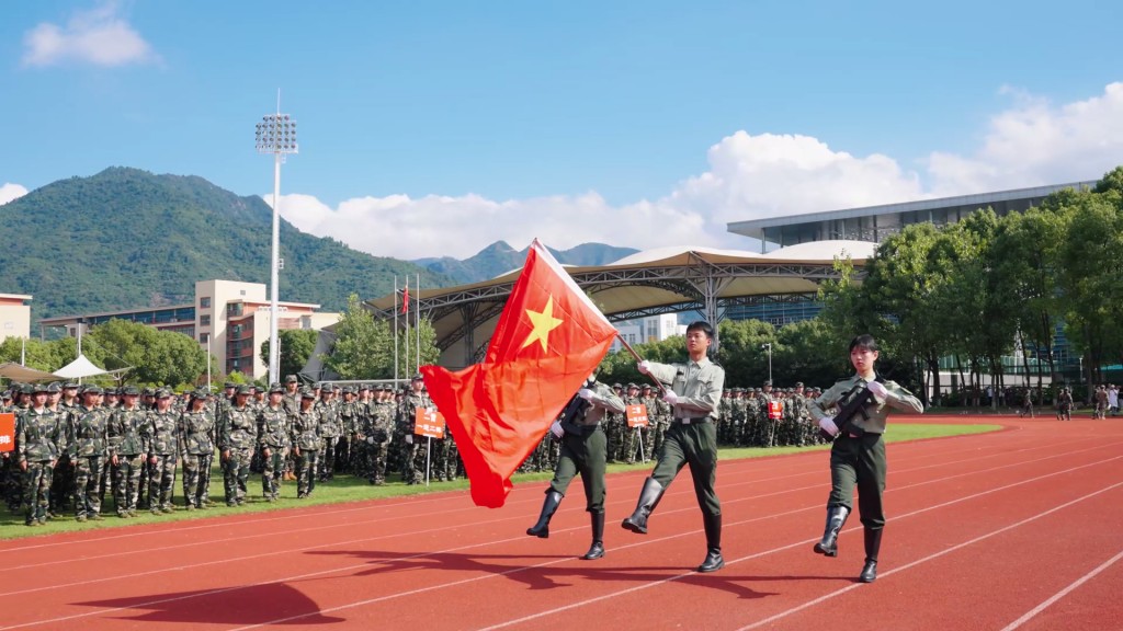 UniversityWz's tweet photo. 英姿飒爽致青春，不负韶华砺锋芒！温州大学2024级学生军训成果汇报大会！ https://t.co/RhB9xT2VMz via @YouTube https://t.co/3ZgxW4QXK3