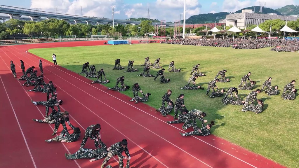 UniversityWz's tweet photo. 英姿飒爽致青春，不负韶华砺锋芒！温州大学2024级学生军训成果汇报大会！ https://t.co/RhB9xT2VMz via @YouTube https://t.co/3ZgxW4QXK3