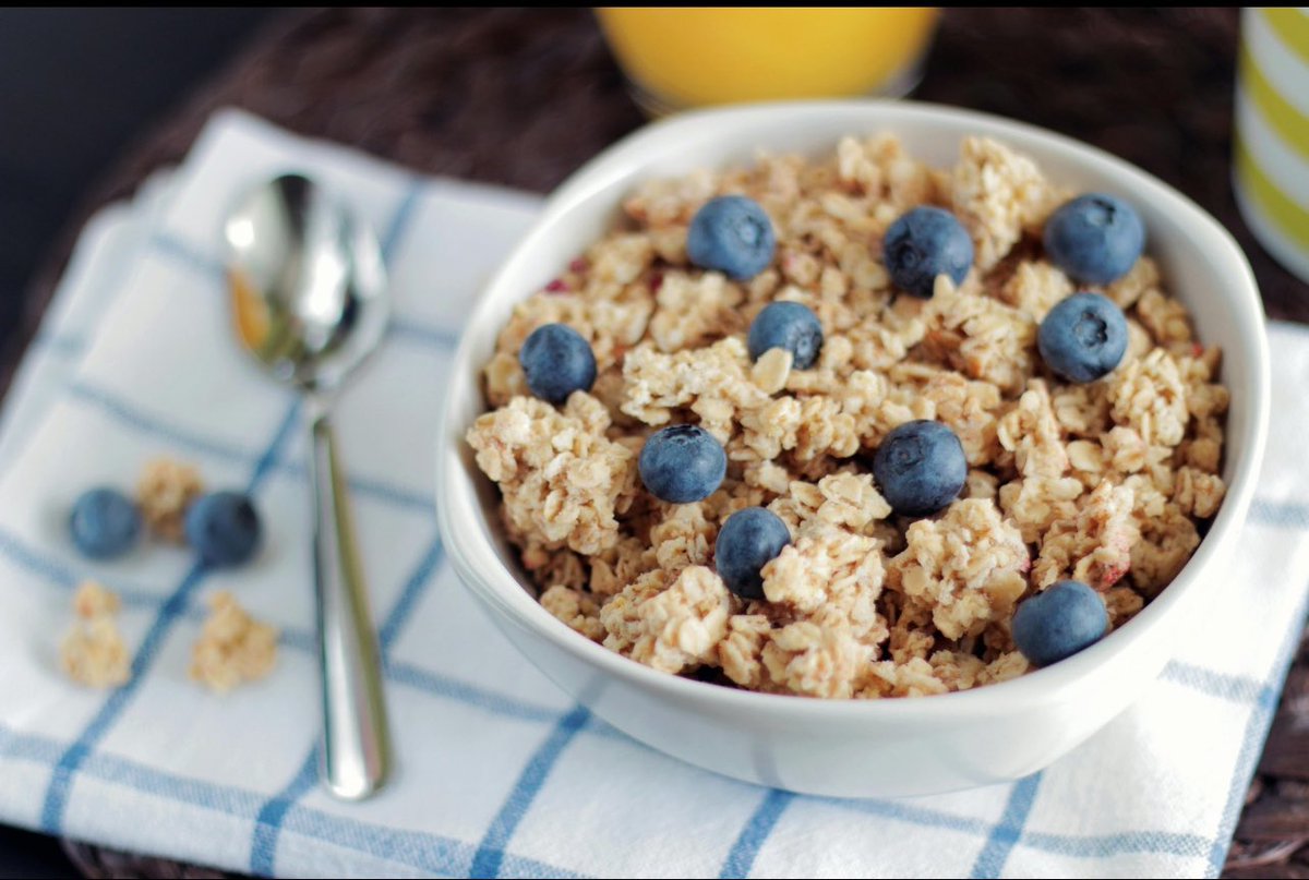 Oatmeal in the morning. Should you eat it every day?

Oatmeal has become a regular breakfast for many people, and not without reason. Oatmeal is a very healthy food with many benefits. 

It contains fiber. In 100 grams of oats, there are 8 grams of fiber, mainly soluble fiber.