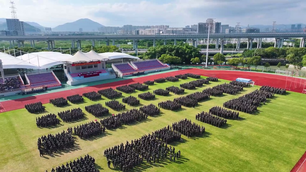 UniversityWz's tweet photo. 英姿飒爽致青春，不负韶华砺锋芒！温州大学2024级学生军训成果汇报大会！ https://t.co/RhB9xT2VMz via @YouTube https://t.co/3ZgxW4QXK3