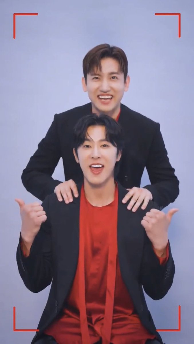 why changmin always be putting a hand on yunho’s shoulder like they’re posing for those family studio portraits