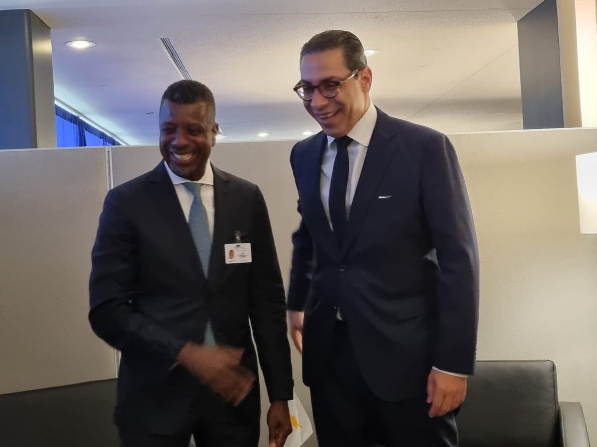 I met this afternoon in New York with the Minister for Foreign Affairs, International Business, Trade and Energy of #Dominica Dr Vince Henderson.

Discussion focused on ways of further developing bilateral relations in areas of common interest, as well as, enhancing multilateral
