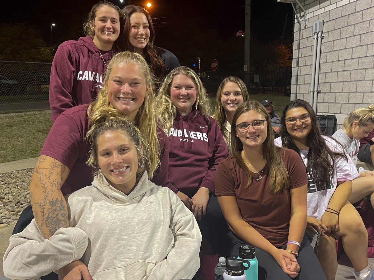 WalshUSoftball's tweet photo. Fridays are for Fun 
                     for Friends
                     for Fall ball games under the lights

And amazing alumni who come watch us play 😍🥺 https://t.co/bYC0XOfubJ