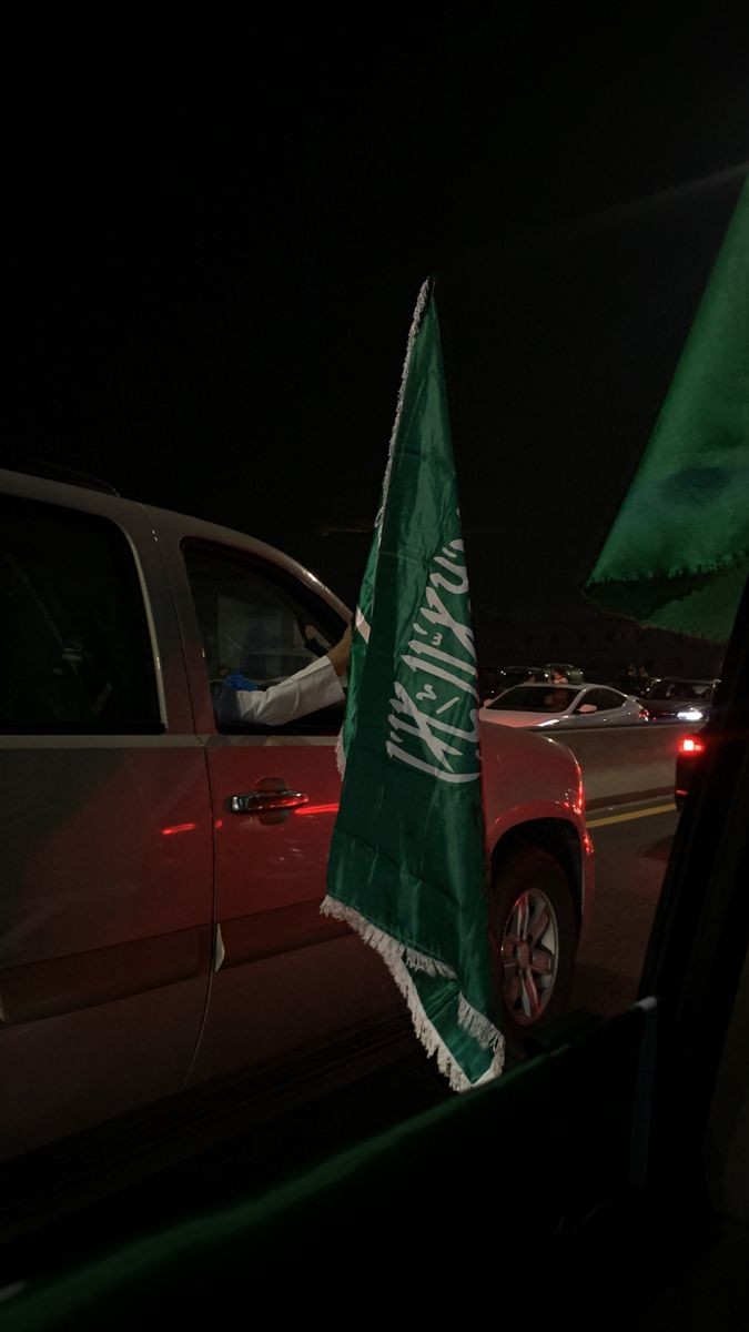 عشت يا وطني فخرًا للمسلمين، عشت يا وطني نورًا مسطرًا. #اليوم_الوطني_السعودي_94