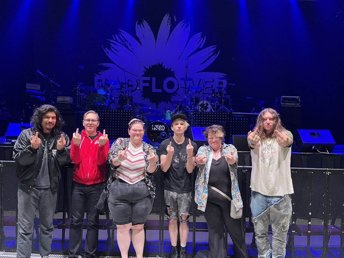 knotsferatu's tweet photo. i think this is my new favourite set of badflower m&amp;g photos https://t.co/hiS3ALWlEC