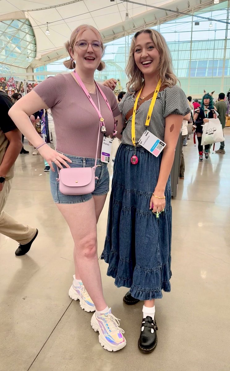 Risshellala's tweet photo. hello little gay people in my phone I forgot to tell u I was finally brave enough to ask @LuxieGames for a pic this year please clap for me 😌💞 she was the nicest ever https://t.co/vxBcOT9cq3