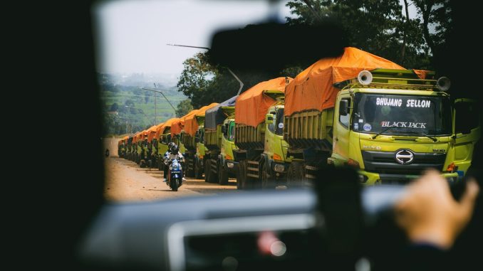 contpartnership's tweet photo. Want to lower your truck fleet insurance costs? Learn how to implement safety programs, maintain your vehicles, and choose the right coverage. 
https://t.co/IFeFoUDYzZ 
#TruckFleetInsurance #CostSavings https://t.co/CiikW9eDVn