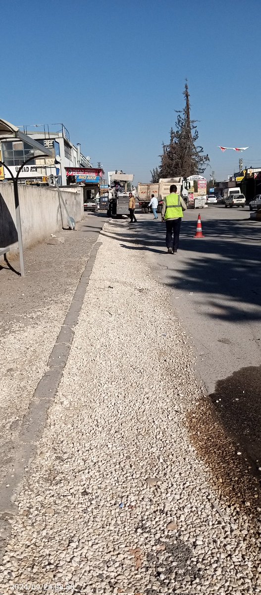 EvrenKoop's tweet photo. Pazar günü yapılması planlanan ancak yağıştan dolayı başlamayan asfalt çalışmaları bugün itibariyle 1. Caddeden başlamıştır. @sanliurfabld https://t.co/4CRKvR6Utj
