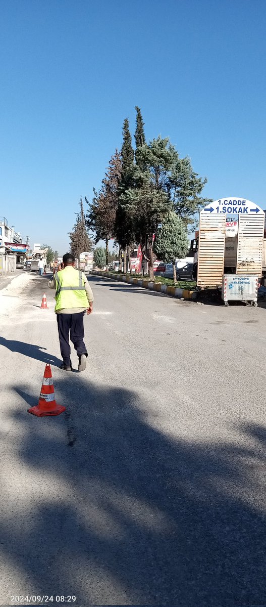EvrenKoop's tweet photo. Pazar günü yapılması planlanan ancak yağıştan dolayı başlamayan asfalt çalışmaları bugün itibariyle 1. Caddeden başlamıştır. @sanliurfabld https://t.co/4CRKvR6Utj