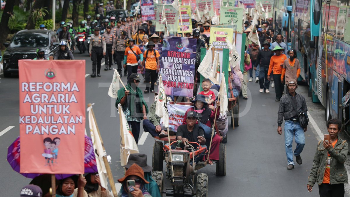 tempodotco's tweet photo. #TempoFoto Momen Petani Bawa Traktor saat Gelar Unjuk Rasa di Istana..

📸Tempo https://t.co/ubLUO24IGe
