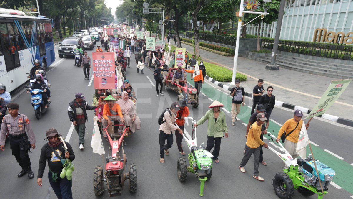 tempodotco's tweet photo. #TempoFoto Momen Petani Bawa Traktor saat Gelar Unjuk Rasa di Istana..

📸Tempo https://t.co/ubLUO24IGe