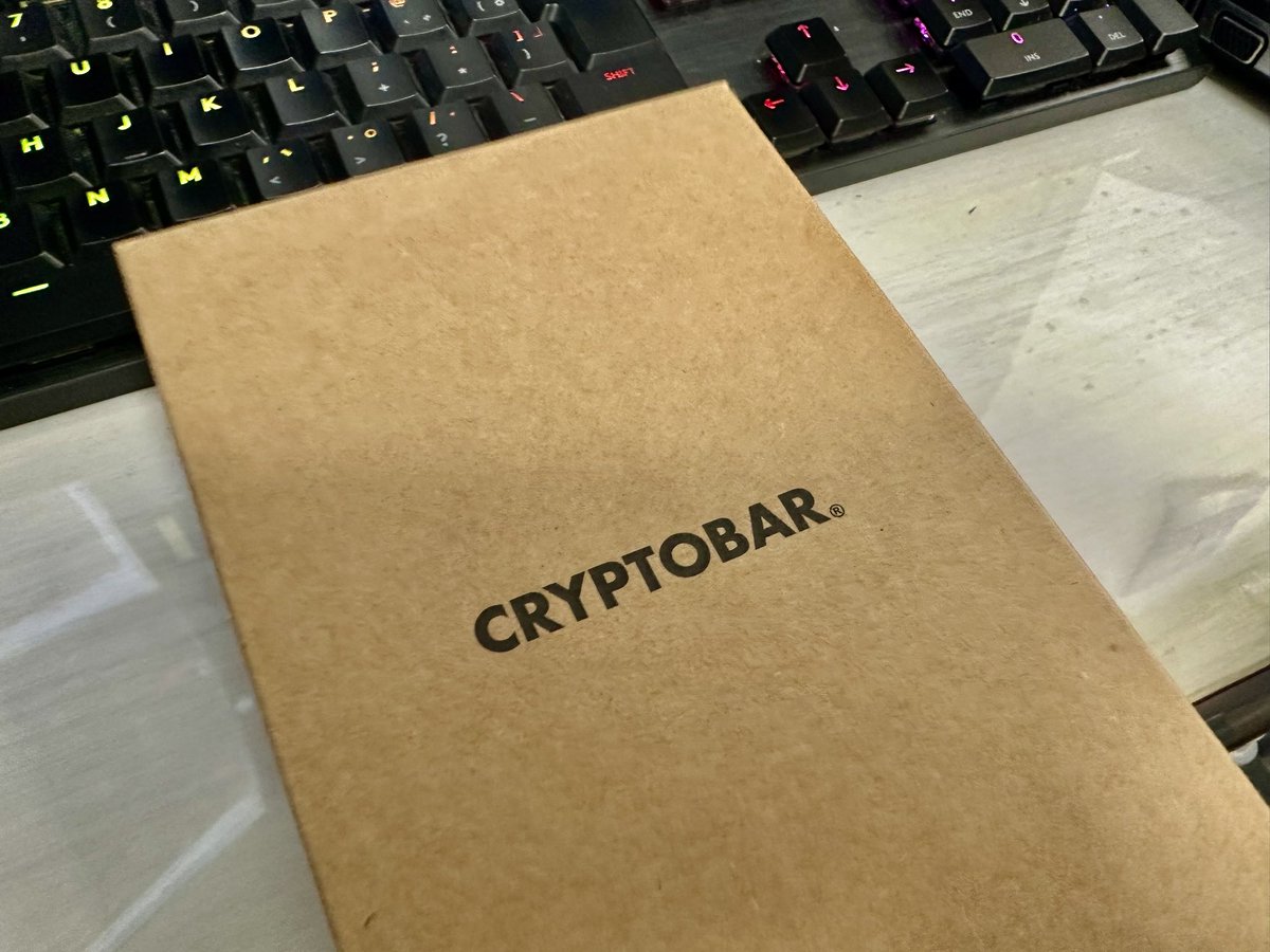 slowhand4040's tweet photo. 今回、思うところあって以前頂いていたCRYPTOBARにシードフレーズセット致しました。これ、無くすと大変ですからね。火災🔥でも安心です。#CRYPTOBAR
https://t.co/vqeEe8AO7V https://t.co/3QcFGzIDlk