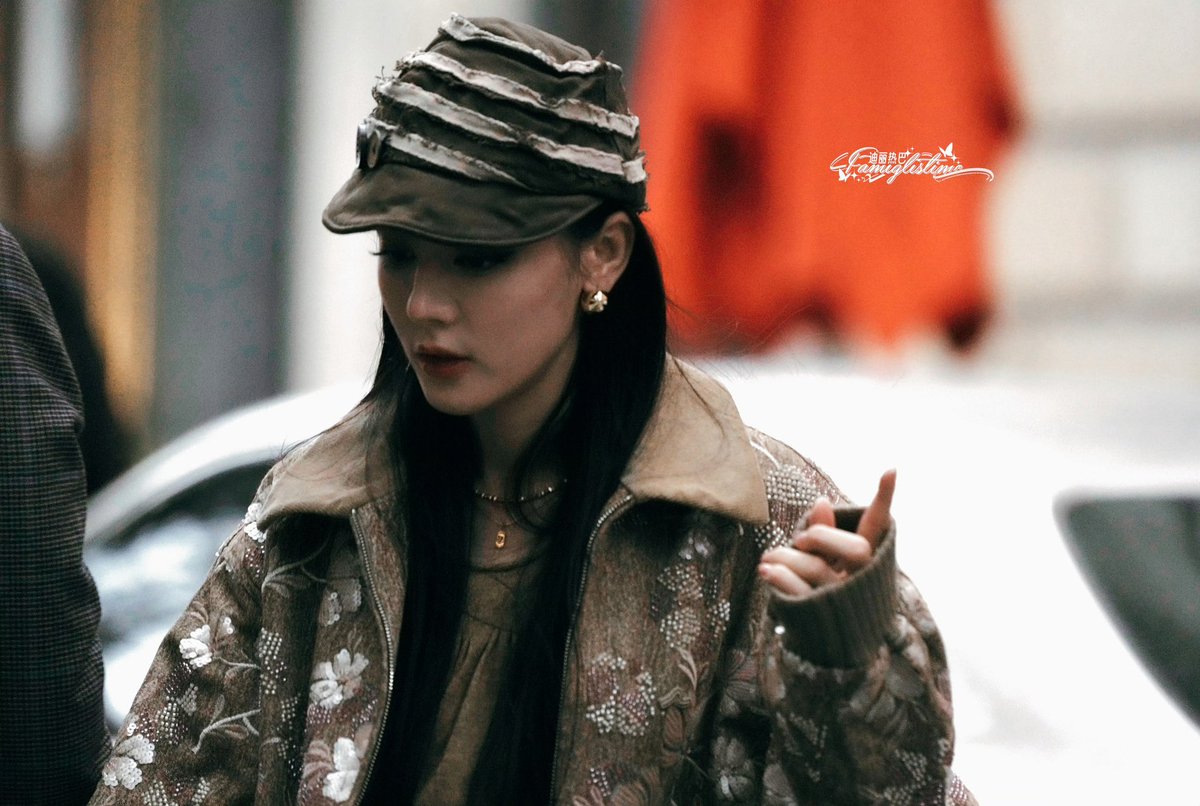 My dear，I'm looking forward to your perfect performance in Paris fashional week today! Dilraba is shining in Paris!