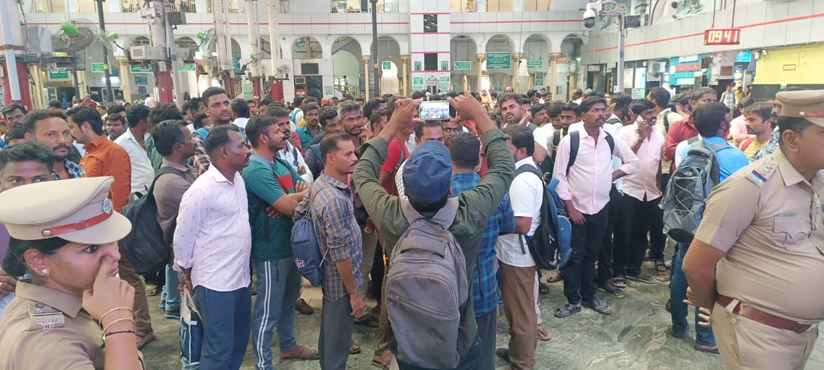 munnangisubbu1's tweet photo. #Protest4GmPower
रेल मंत्री जी रेल अप्रेंटिस की आवाज सुने रेल में हो रही लगातार दुर्घटना को सिर्फ रेल अप्रेंटिस की सीधी नियुक्ति से रोका जा सकता है। क्योंकि रेलवे के पास 3 लाख पद खाली पड़े है।
@RailMinIndia 
@RailwaySeva 
@BJP4India 
@AmitShah 
@narendramodi https://t.co/7tlMx1hOKm