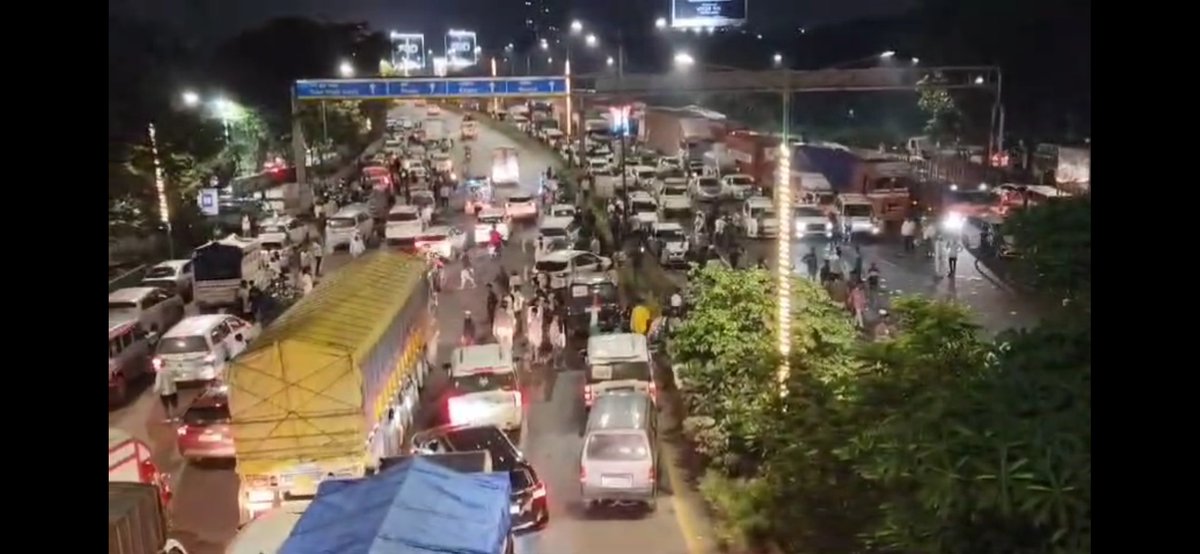 RShivshankar's tweet photo. Thousands of Muslims out to lay seige to Mumbai to protest against statements made by Hindu godman Ramgiri Maharaj and MLA Nilesh Rane who they accuse of insulting their sensitivities.

How many Hindus out on streets taking out marches to protest the sacrilege of Tirupati Prasadam, attacks on Ganpati Puja or against state control of their places of worship?

Zero!