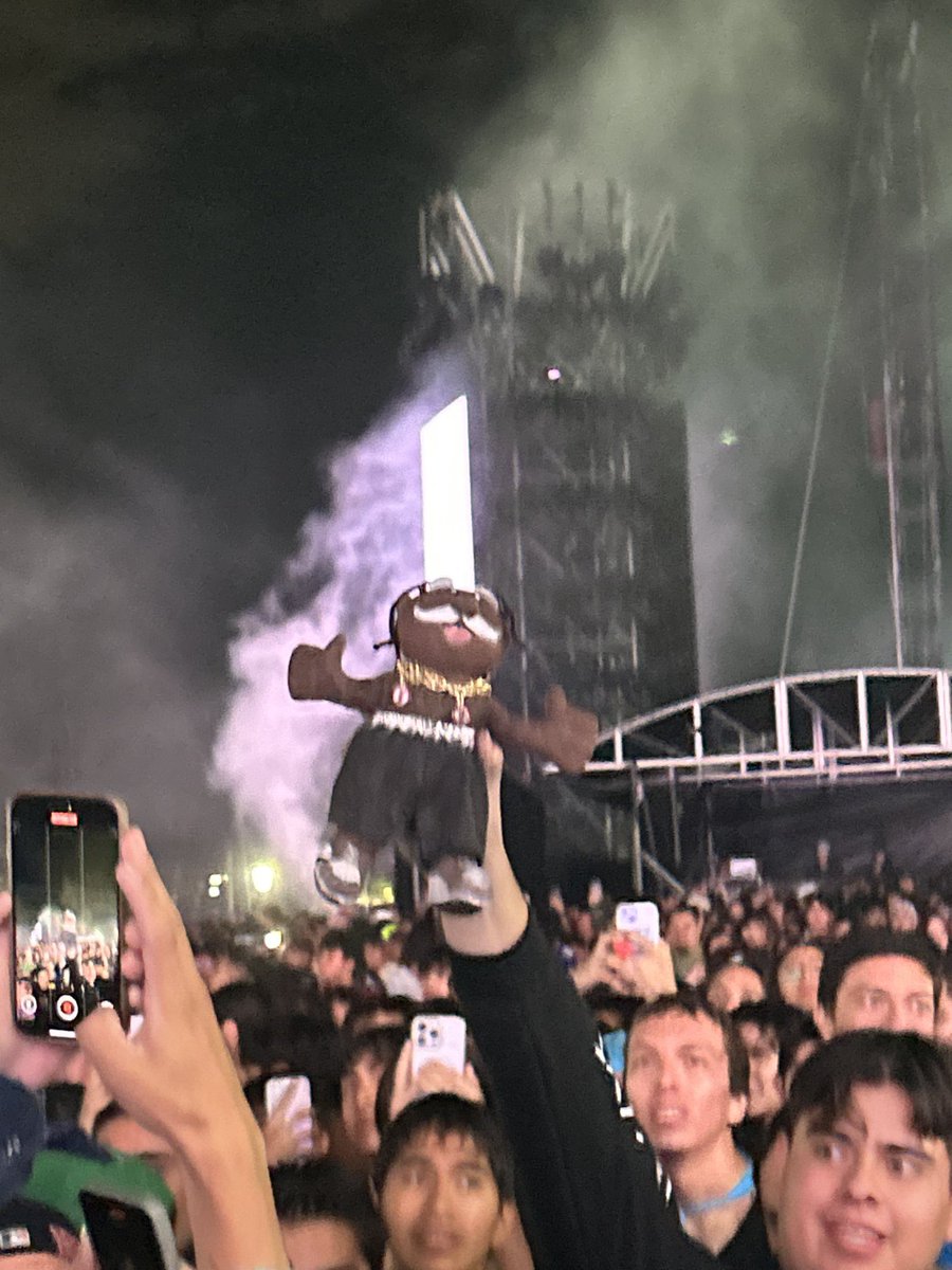 Indie5051's tweet photo. Simi Travis Scott https://t.co/C4srLqgwMB