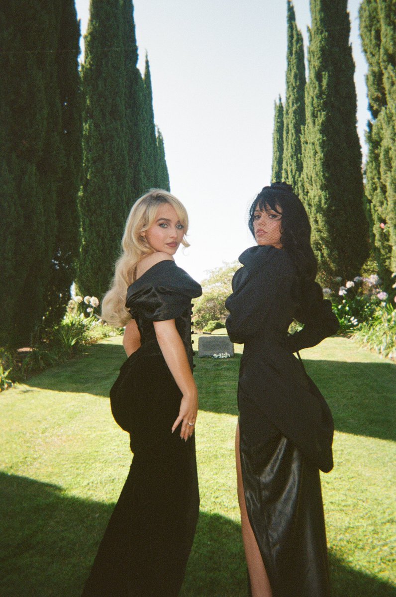 _sayyoulikeme's tweet photo. - Sabrina Carpenter &amp; Jenna Ortega in the ‘Taste’ music video. 🔪  I love these dresses, all of the styles in the music video are beautiful. 
Also one month of short n sweet! 🎀 
#sabrinacarpenter #jennaortega #tastemusicvideo #shortnsweet  @SabrinaAnnLynn https://t.co/ekFNzwAyOS