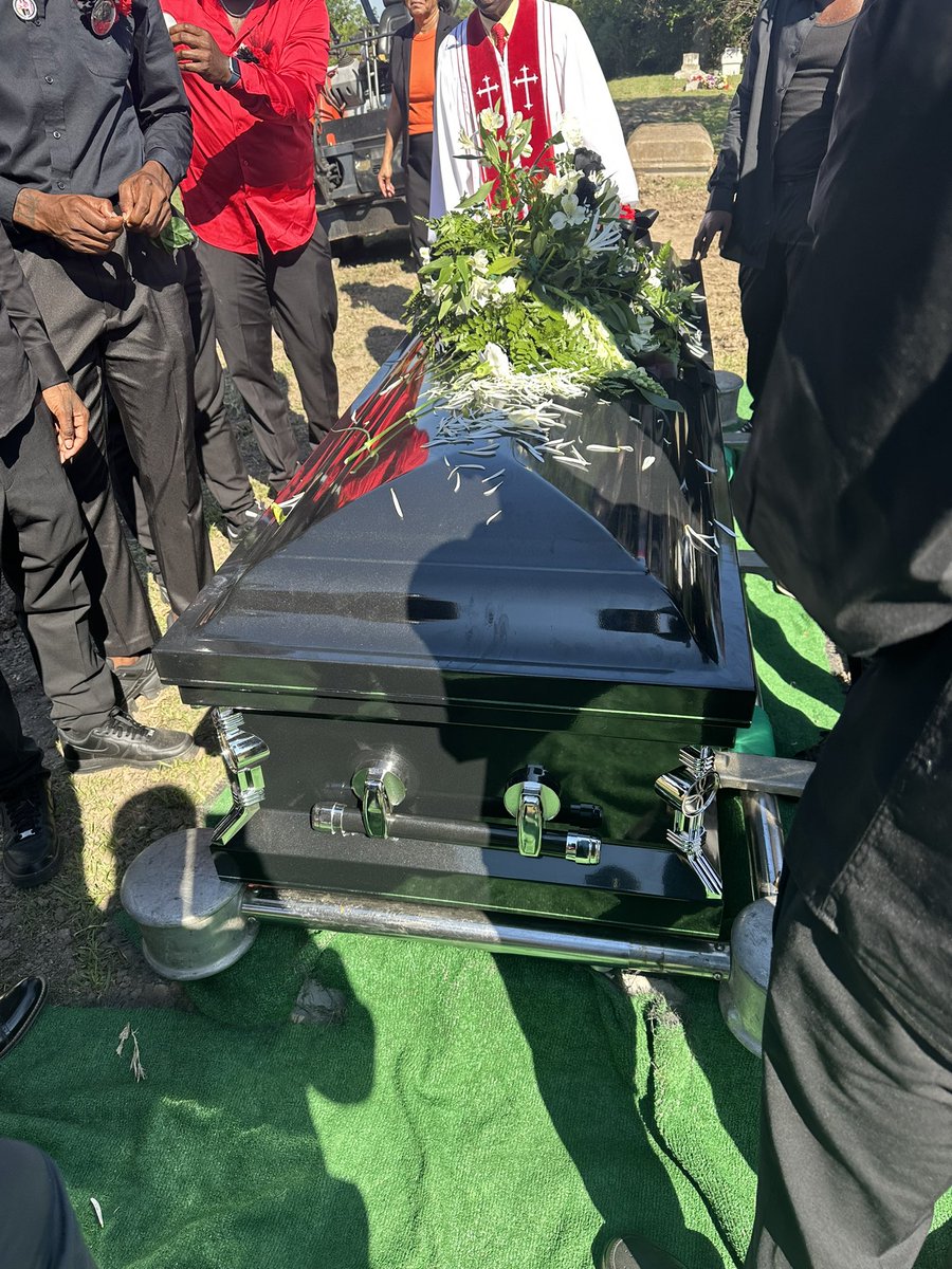iamjaydev7's tweet photo. My last time seeing you felt so unreal, I was frozen in anger,sadness and disbelief 😔💔 I can’t believe you’re really gone🕊️ feels like yesterday we was just on my grandmas porch talking about our future but who would ever think this would be our future 😭 FOREVERTWIN❤️🖤 L.L.B https://t.co/1EM377Uhif