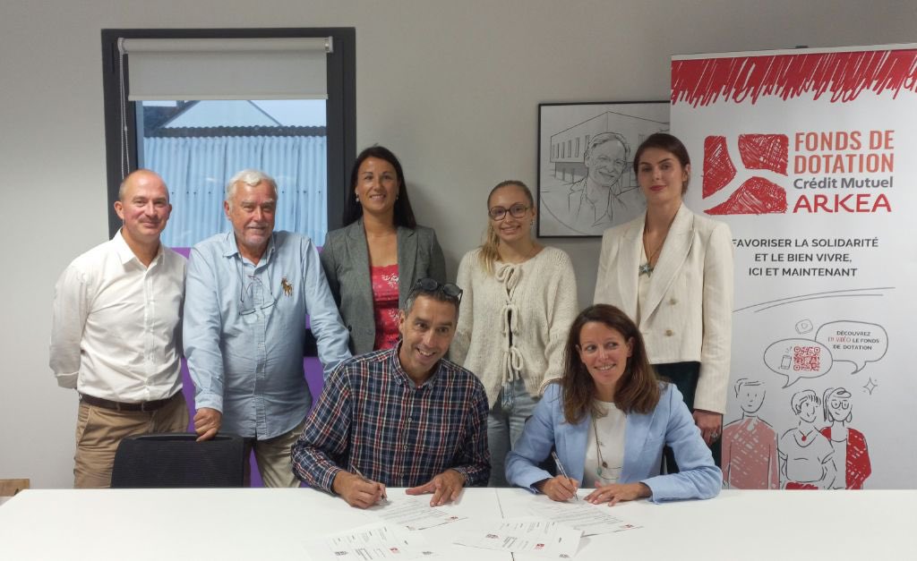 Le CMB de Landerneau Elorn, le Fonds de dotation du Crédit Mutuel Arkéa et le Landerneau Bretagne Basket sont heureux de la signature du partenariat pour 3 saisons. 
#territorialité 
<a href="/UTLanderneau/">CMB UT LANDERNEAU</a> <a href="/cmarkea/">Crédit Mutuel Arkéa</a> @LBB <a href="/DD29DevCo/">CMB DD29 Développement</a> <a href="/StervinouM/">Maud Stervinou</a> lauraevrard