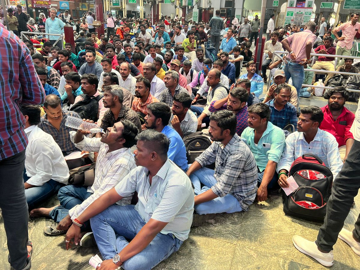 #Protest4GmPower
रेल मंत्री जी रेल अप्रेंटिस की आवाज सुने रेल में हो रही लगातार दुर्घटना को सिर्फ रेल अप्रेंटिस की सीधी नियुक्ति से रोका जा सकता है। क्योंकि रेलवे के पास 3 लाख पद खाली पड़े है।
<a href="/RailMinIndia/">Ministry of Railways</a> 
<a href="/RailwaySeva/">RailwaySeva</a> 
<a href="/BJP4India/">BJP</a> 
<a href="/AmitShah/">Amit Shah</a> 
<a href="/narendramodi/">Narendra Modi</a>