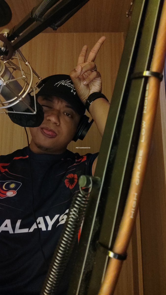 mistaaimanvevo's tweet image. Done perah tekak! #ministudio #loudspeaker