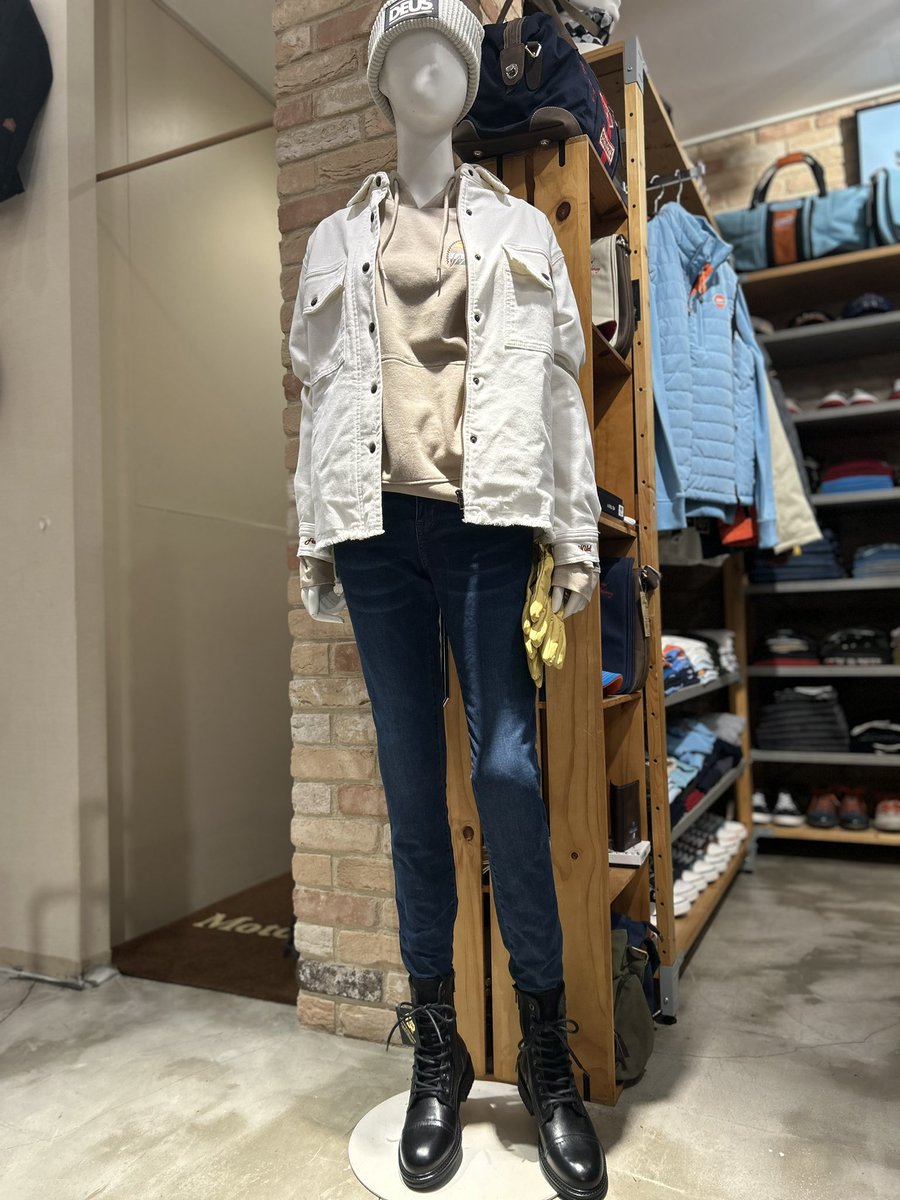Motori_ginza's tweet photo. 秋の気配を感じるようになってきました。
コーデをより楽しめる季節ですね☺️ 🏍️×🍂

#wildust #goldtop #johndoe #女性ライダー #motorimoda #バイク好きな人と繋がりたい https://t.co/35plMzeHTZ