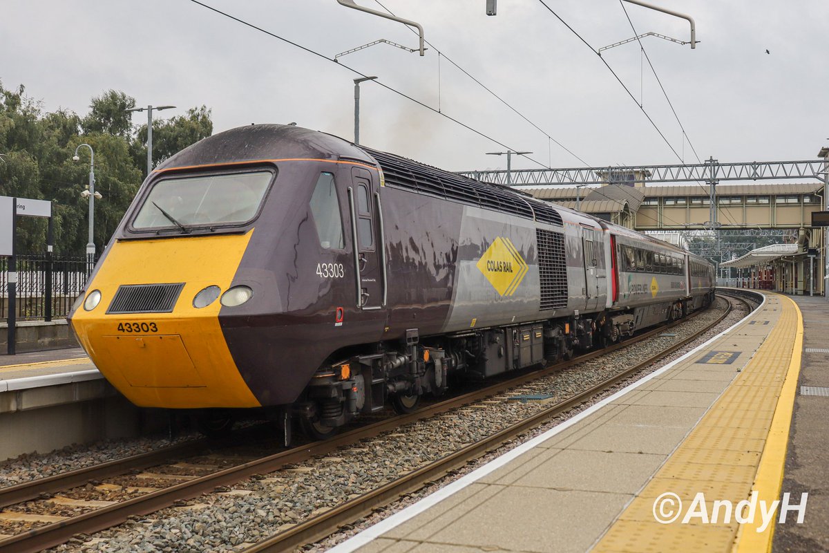 holtona72's tweet image. #HighSpeedTuesday Rounding up some of the remaining pics of 1Q07 Kettering to Bedford departing south on Sunday for what sounds like being the final time for the @splpowerlinesuk #MML OHL test train. @ColasRailUK #HST 43303 &amp;amp; 43301 with @EurophoenixLtd 91117 mid consist. 22/9/24