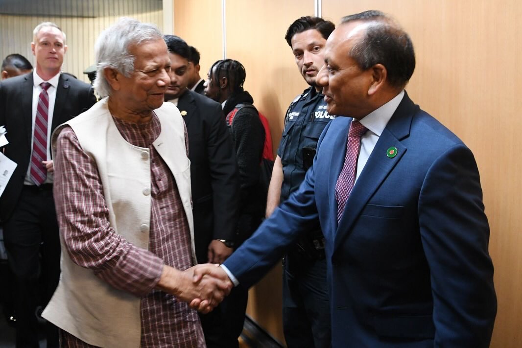 ChiefAdviserGoB's tweet image. Chief Advisor of Bangladesh, Professor Muhammad Yunus, arrives at the 79th UN General Assembly, greeted by dignitaries and officials.