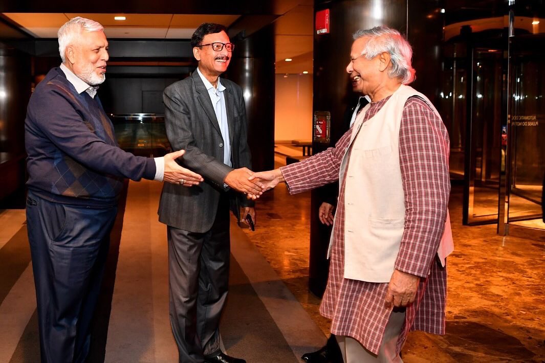 ChiefAdviserGoB's tweet image. Chief Advisor of Bangladesh, Professor Muhammad Yunus, arrives at the 79th UN General Assembly, greeted by dignitaries and officials.