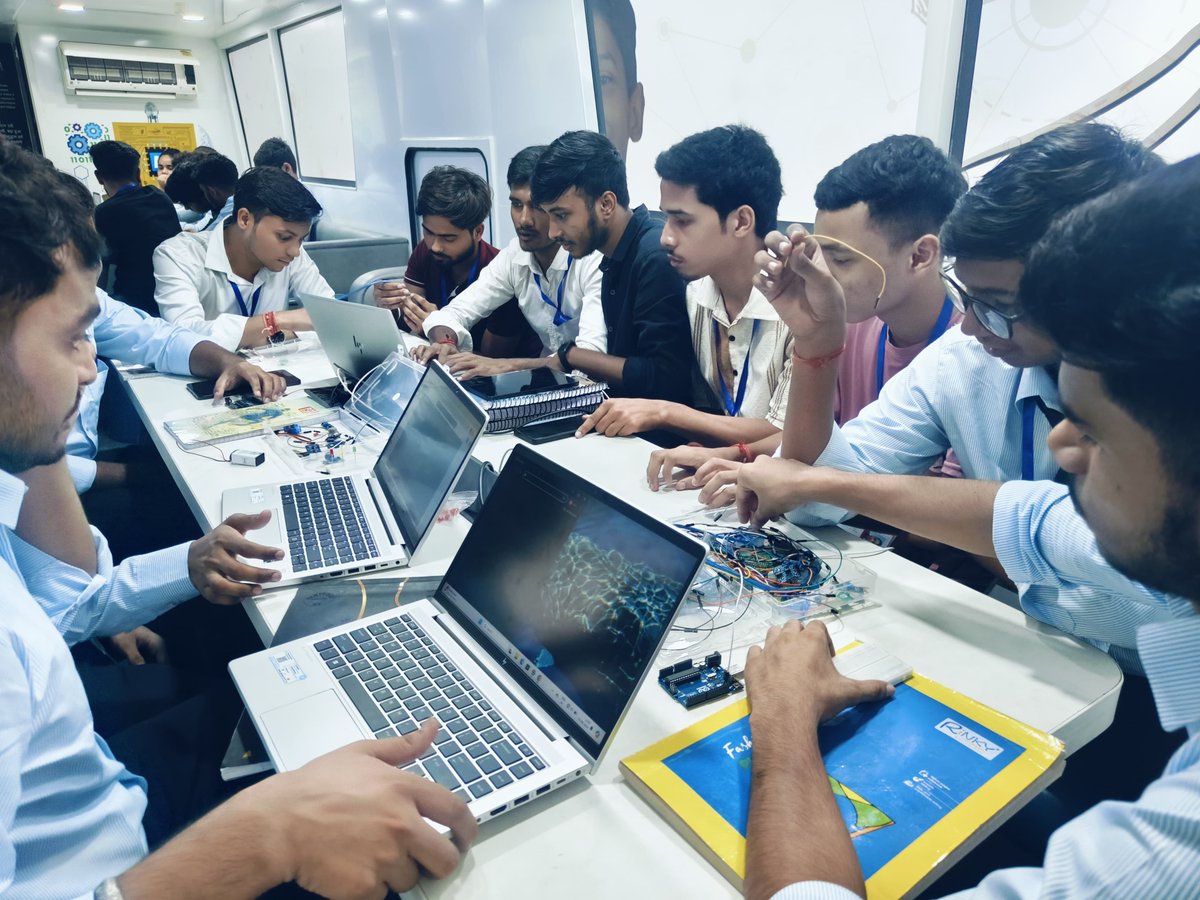 GNIOTCollege's tweet image. GNIOT Institute and Infosys launched the &quot;Maker Lab on Wheels&quot; for first-year BCA students from September 23-26, 2024. The workshop offers hands-on experience in AI, Machine Learning, and IoT through interactive sessions.

#InfosysSpringboard #MakerLabOnWheels #EmergingTech