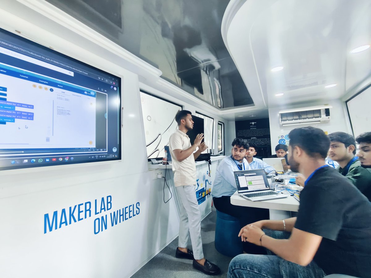 GNIOTCollege's tweet image. GNIOT Institute and Infosys launched the &quot;Maker Lab on Wheels&quot; for first-year BCA students from September 23-26, 2024. The workshop offers hands-on experience in AI, Machine Learning, and IoT through interactive sessions.

#InfosysSpringboard #MakerLabOnWheels #EmergingTech