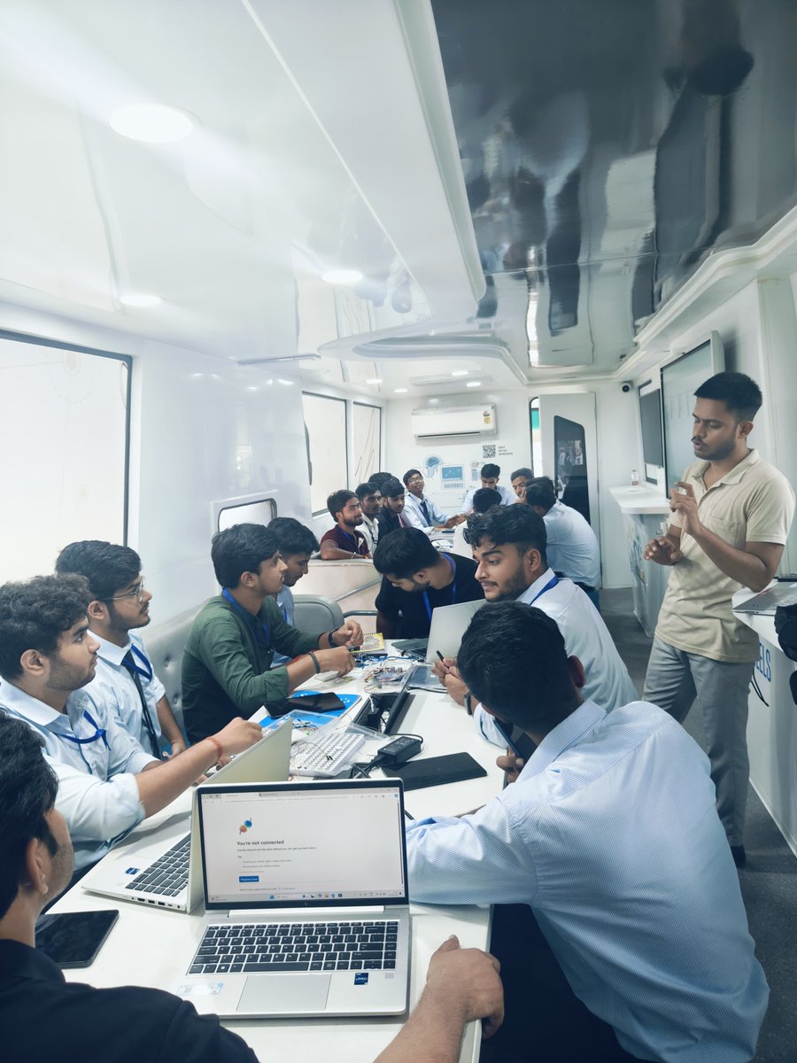 GNIOTCollege's tweet image. GNIOT Institute and Infosys launched the &quot;Maker Lab on Wheels&quot; for first-year BCA students from September 23-26, 2024. The workshop offers hands-on experience in AI, Machine Learning, and IoT through interactive sessions.

#InfosysSpringboard #MakerLabOnWheels #EmergingTech