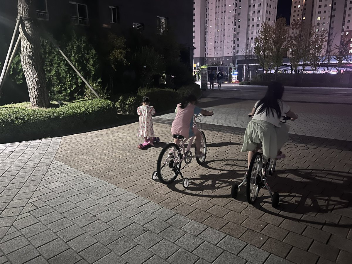 날씨가 선선해졌어요.

그 말은
저녁 육아가 길어졌다는 말ㅠㅠ