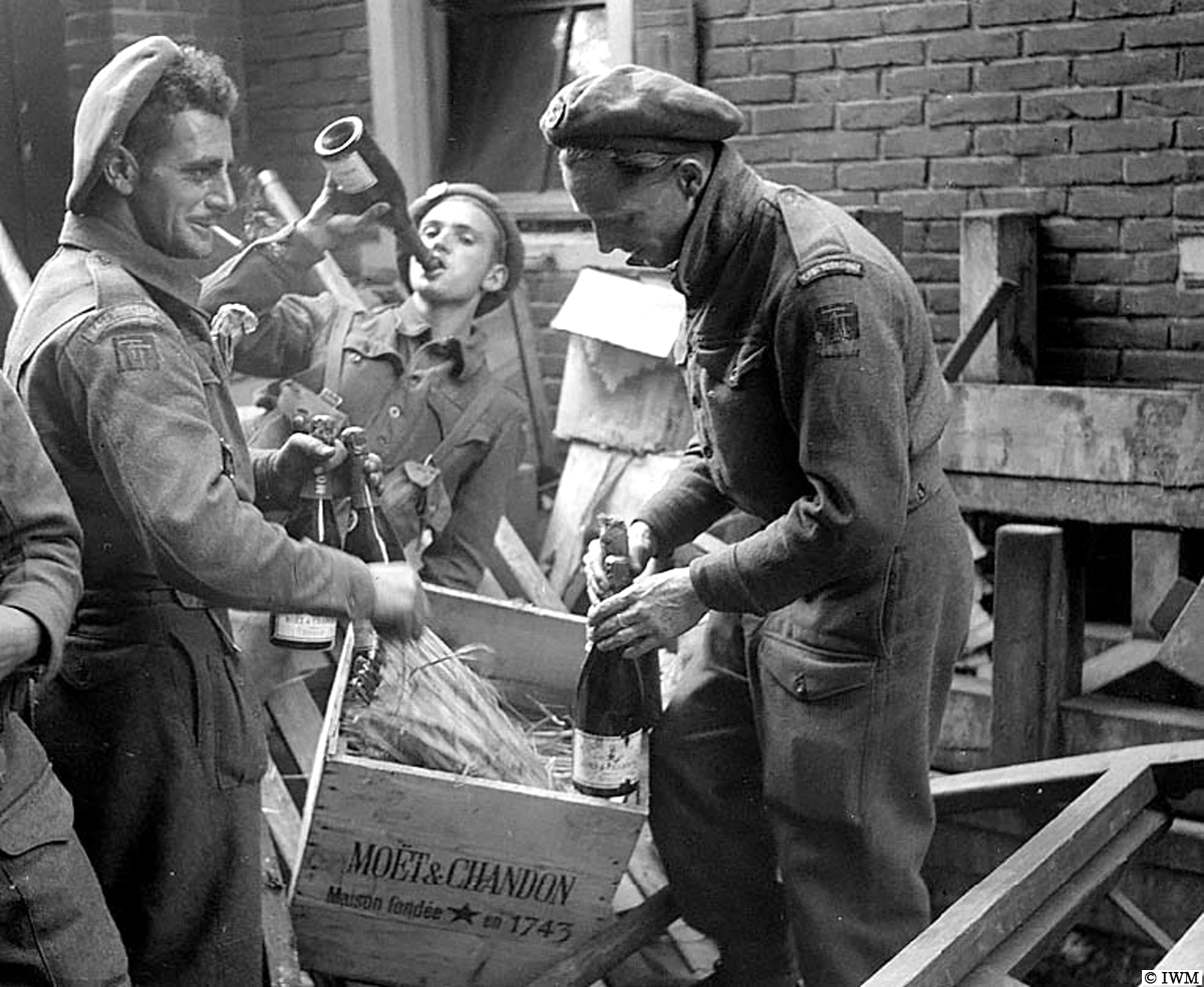 rgpoulussen's tweet photo. #OTD in 1944, Nijmegen. Champagne, left by the previous owners. #WW2 #HISTORY https://t.co/bVAUcEYhXa