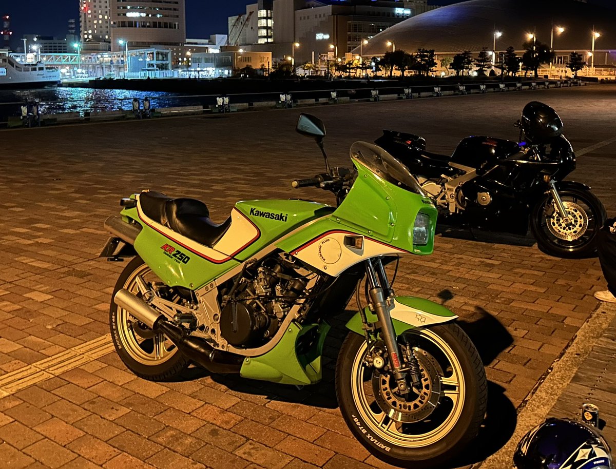 kkryu320's tweet image. @Ramen_tabetai__ さんと！
昨晩はありがとうございました！！！

2スト最高です笑笑
ひっさびさに2ストの音聞けて耳が幸せでした😌

#2スト
#kr250 
#CBR400rr #nc29