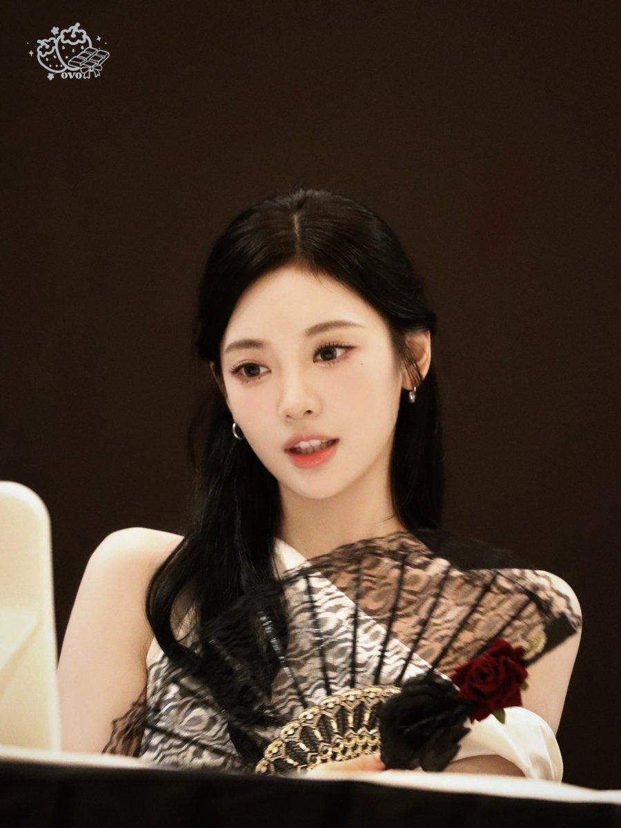 240923 Macau fansign

BLACK ROSE🖤🪭

#NINGNING #닝닝 #宁宁 #宁艺卓