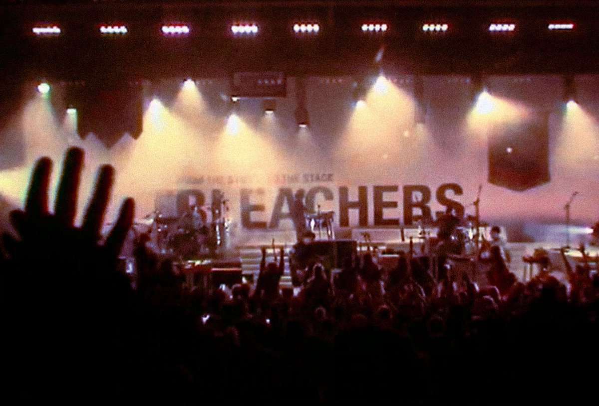 bleachersmusic's tweet photo. LA greek night two forever https://t.co/DzmWK9GjnK