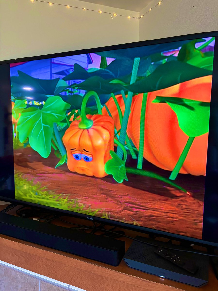 DaddyDucc's tweet image. Our FIRST SPOOKTOBER movie 🍿 

#SpookleyTheSquarePumpkin

If you want to watch a down on his luck pumpkin defeat bullies, overcome adversity, and become a legend, look no further because #Spookley is here to stay 🎃