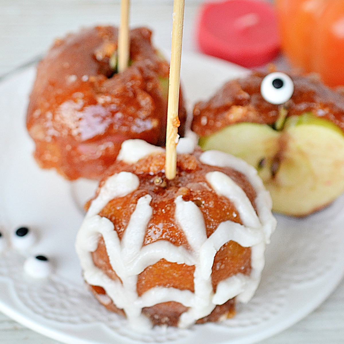 Spiderweb Halloween Caramel Apples dlvr.it/TDbtKm via @therebelchick