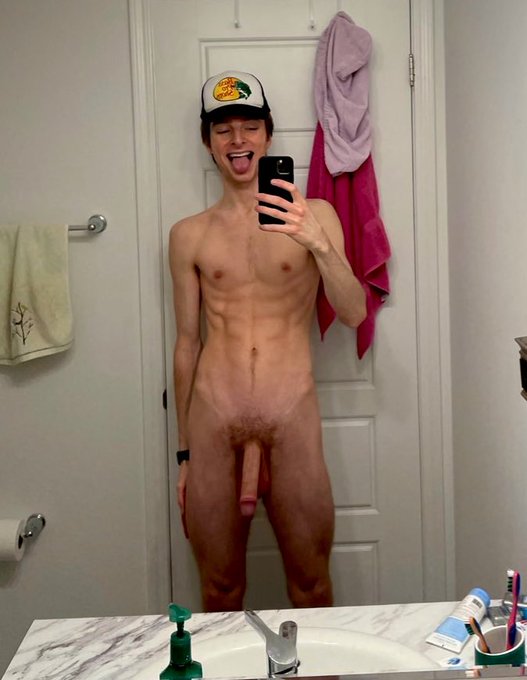2 pic. Instagram vs Twitter https://t.co/KuSuugMdZL