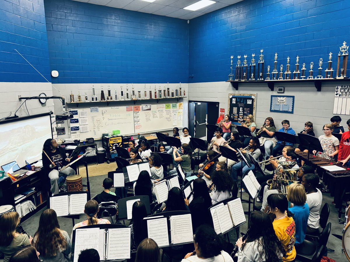 WJBRelatedArts's tweet photo. WJB 7th/8th Grade band had our first Full Band Rehearsal! Time to get the holiday music started! https://t.co/kl5BqAzagu