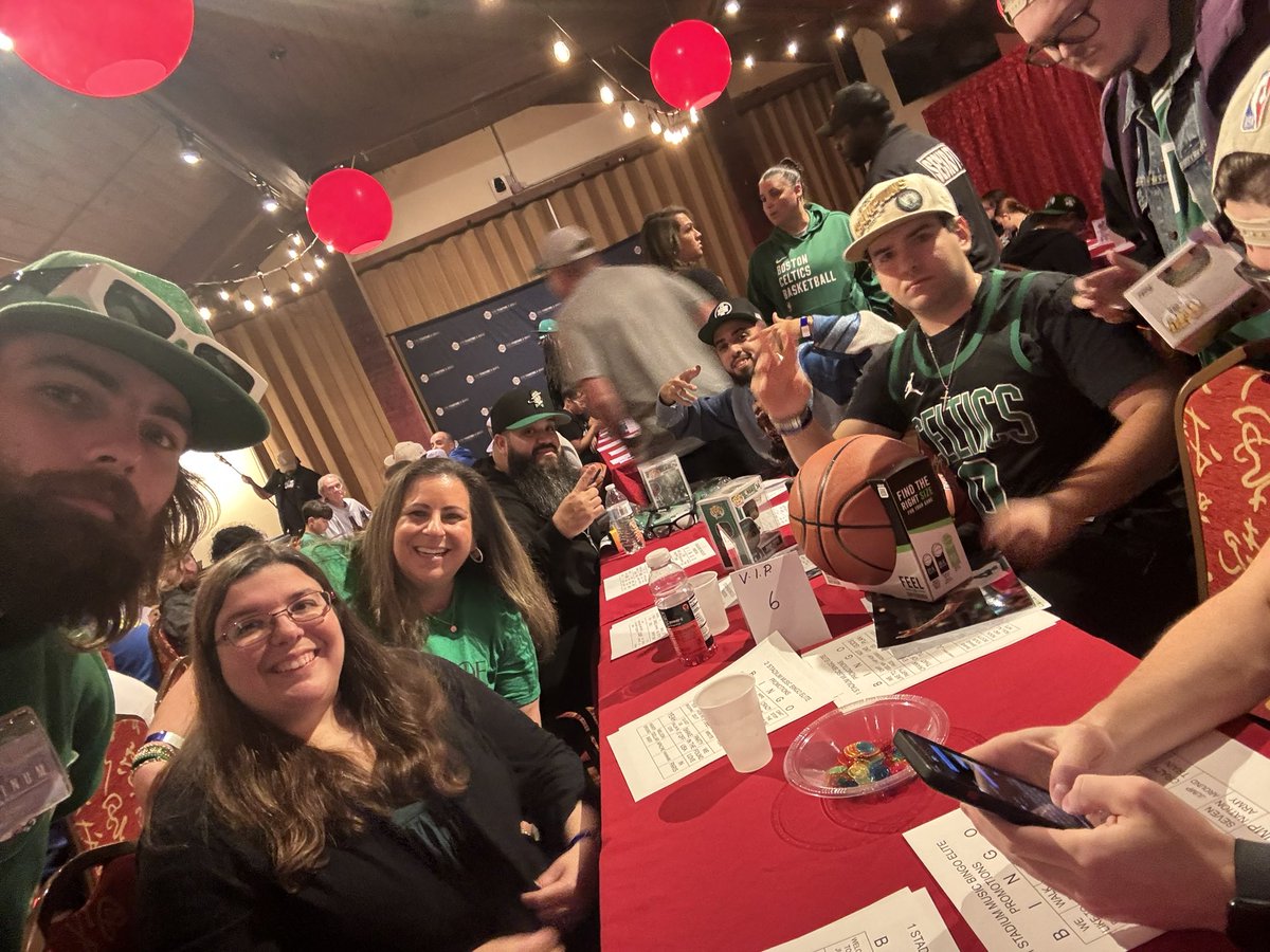 smars319's tweet photo. Got to spend a few hours with truly one of the kindest people Iβve met, plus my GRD fam. Boston will forever love @isaiahthomas. Celtics season is truly incoming!! #greenrunsdeep #differenthere #bleedgreen #kingofthefourth https://t.co/on41PakbwY