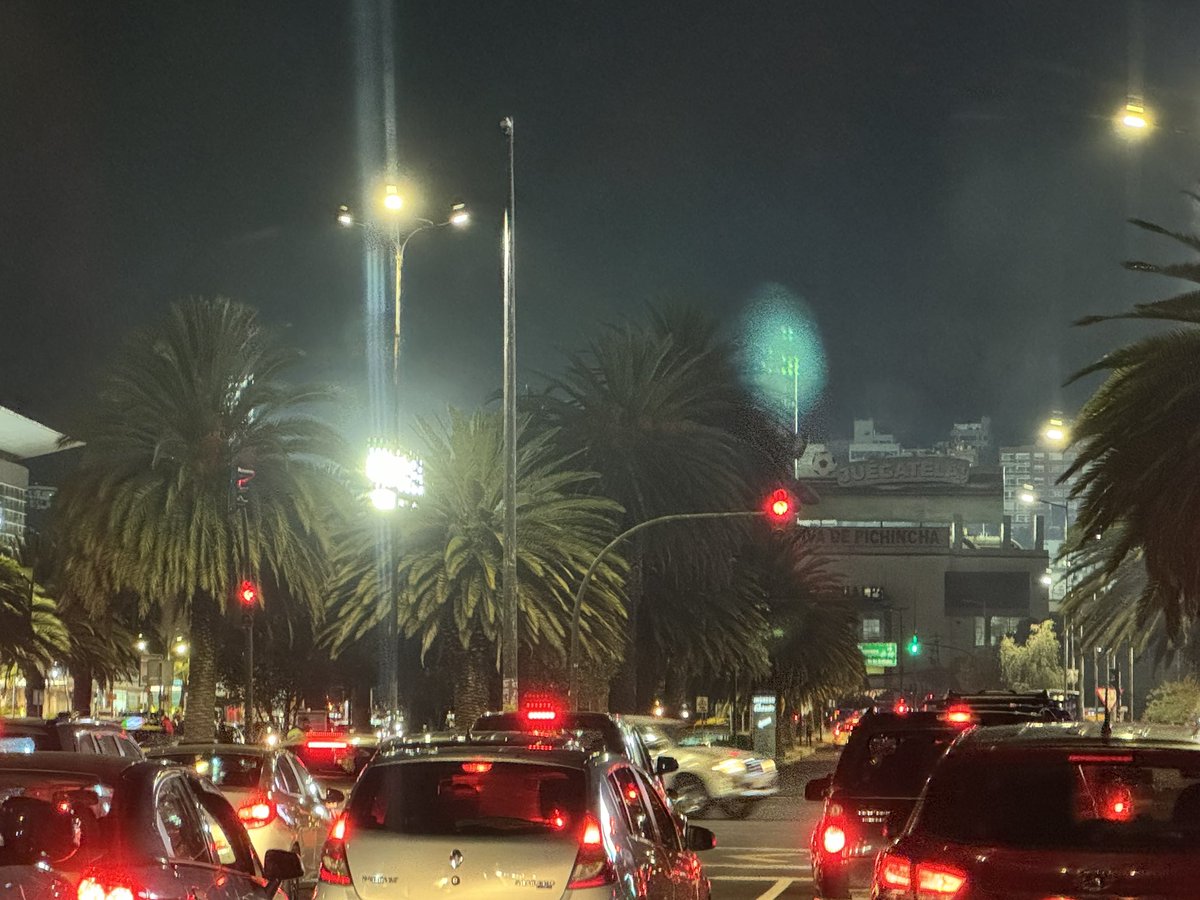 Estamos con racionamiento de luz y se prenden las luces del Estadio Atahualpa??? <a href="/ElectricaQuito/">Empresa Eléctrica Quito</a>