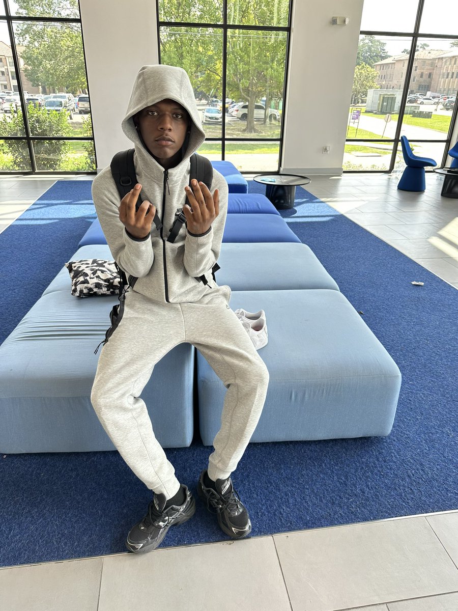 bagboyj7's tweet photo. Told me I need therapy, I don’t be giving a fuck. I can only judge a nigga, how they act when they up💐🦈 #FTFGlobal🌐 https://t.co/tRAFxzZI0j