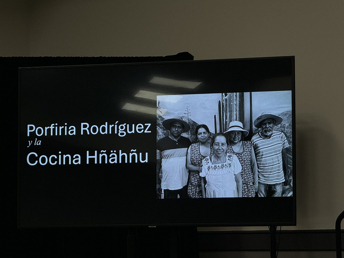 CommishTick's tweet photo. Thank you @ConsulMexLvn for inviting #TeamTick to Sabor y Sabiduría de México: Celebrando el Patrimonio Gastronómico.
Cook Porfiria Rodríguez brought the flavors of her hometown in Hidalgo, Mexico, for a special presentation of traditional cuisine. 🇲🇽🍴 https://t.co/1XqFNUSV8O