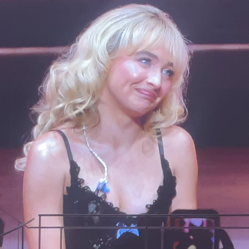 ESTourAri's tweet photo. 🚨| Sabrina Carpenter getting emotional trying not to cry while the crowd applauds her at her first sold out arena show of her career on the opening night of the 'Short n' Sweet Tour'! #ColumbusShortnSweet https://t.co/m4lEY0iPjR