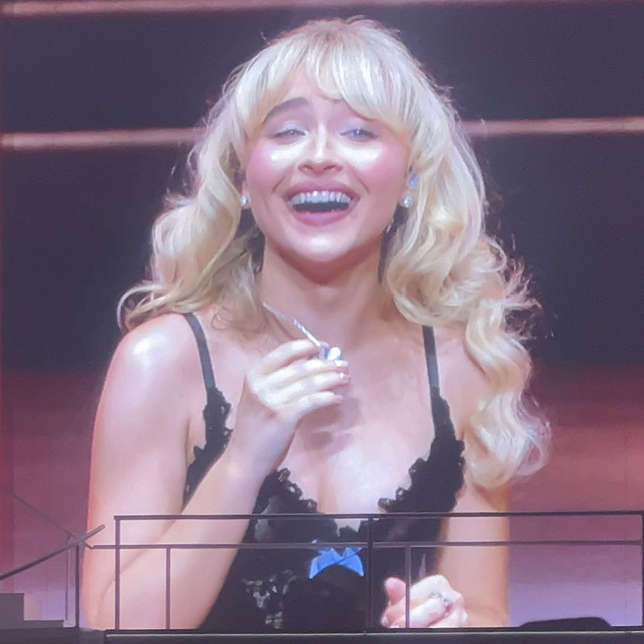 ESTourAri's tweet photo. 🚨| Sabrina Carpenter getting emotional trying not to cry while the crowd applauds her at her first sold out arena show of her career on the opening night of the 'Short n' Sweet Tour'! #ColumbusShortnSweet https://t.co/m4lEY0iPjR
