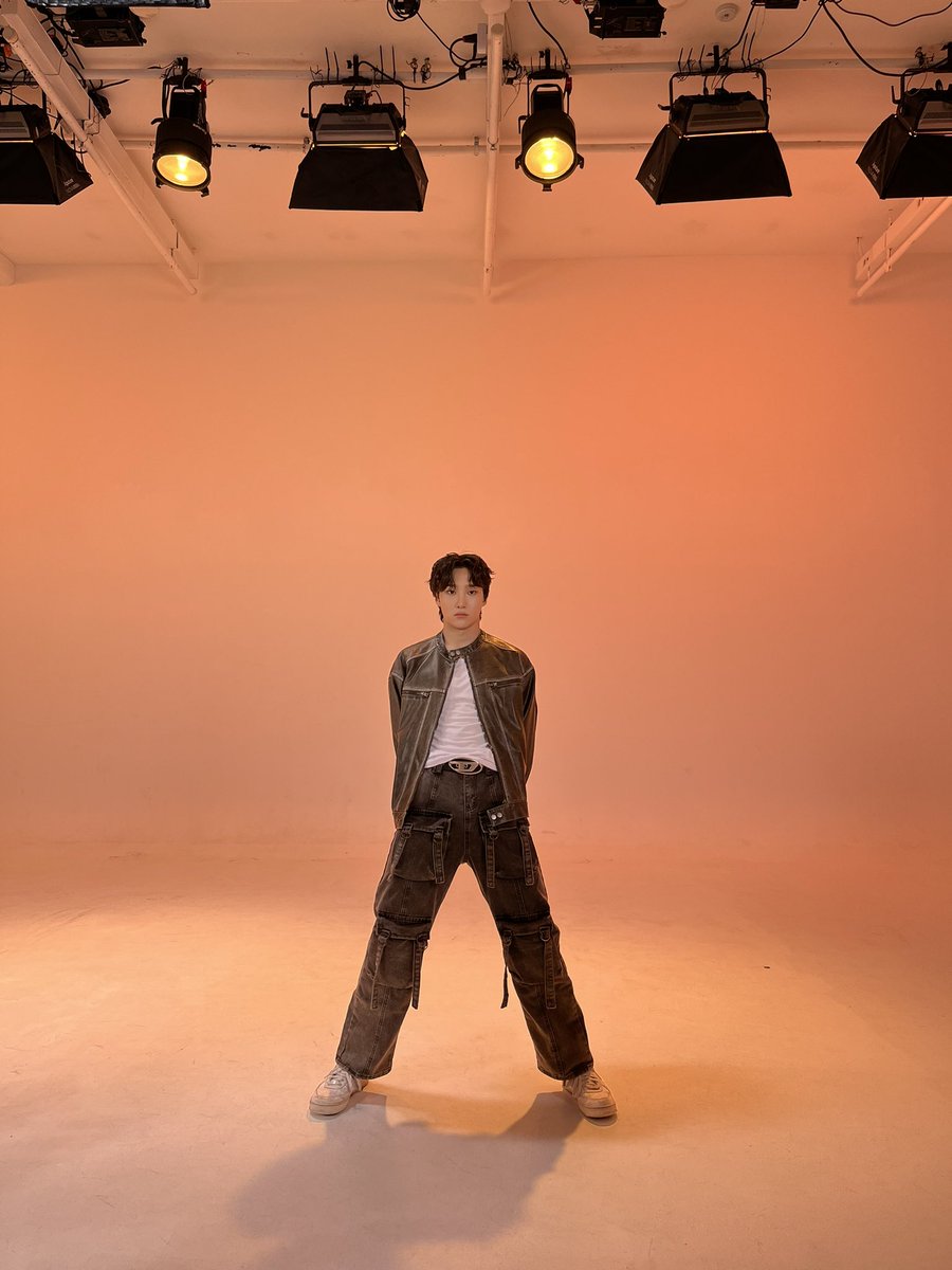 1VERSE_official's tweet photo. [From. KENNY]  Good luck trying to find my waist

#1VERSE #케니 #KENNY #SBBOYZ https://t.co/yzAmo5TzAs