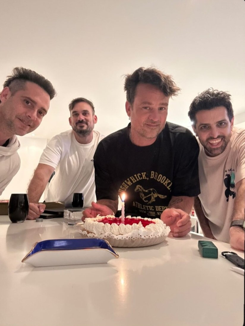 me parece una de las mejores fotos que tienen los 4 juntos, voy a morir de amor