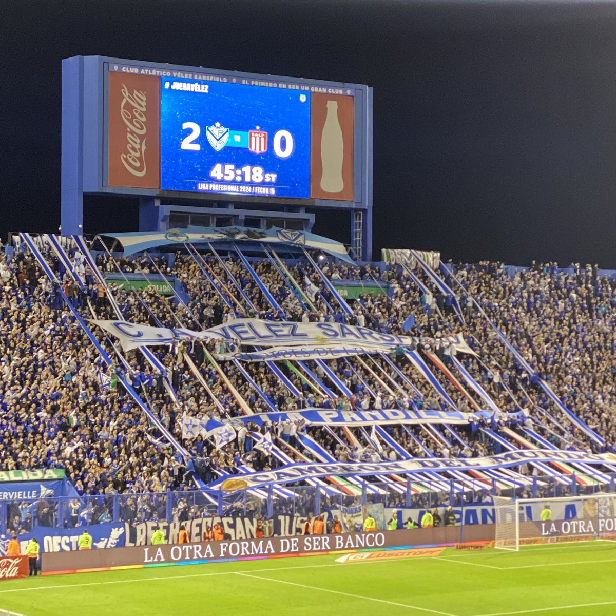 ElFortindeVelez's tweet photo. 🥇 Ganó #Velez y es más puntero que antes, porque estiró a 6 puntos la ventaja con sus competidores.
🤔 ¿Empezamos a soñar, como dijo el DT Quinteros, o esperamos un poco?

🗣️ #elHinchaOpina
⚽ #JuegaVelez https://t.co/FCgaukOZw1